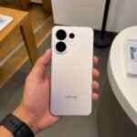 Vivo_V70_in_hand
