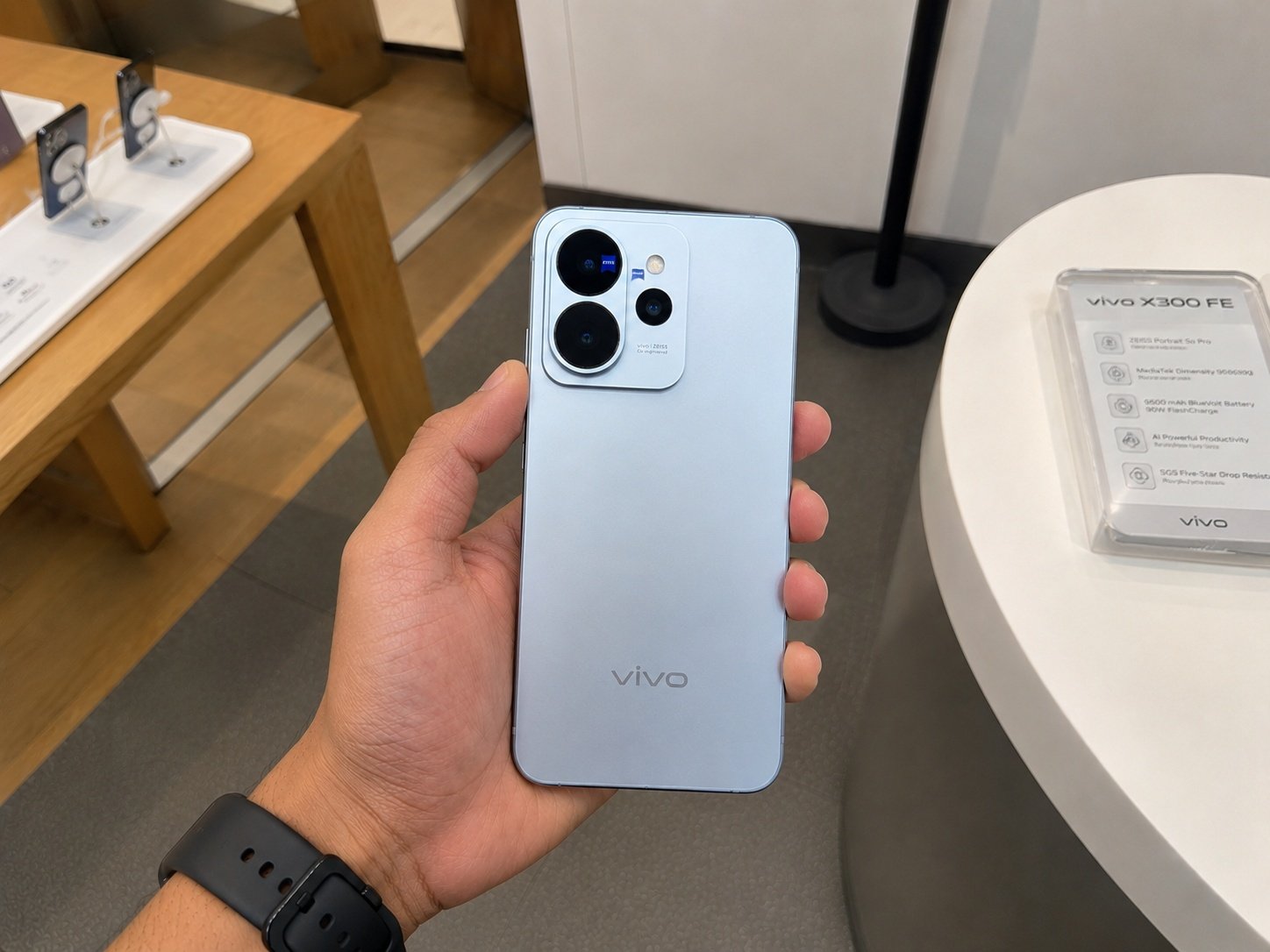 Vivo_X300_FE_in_hand