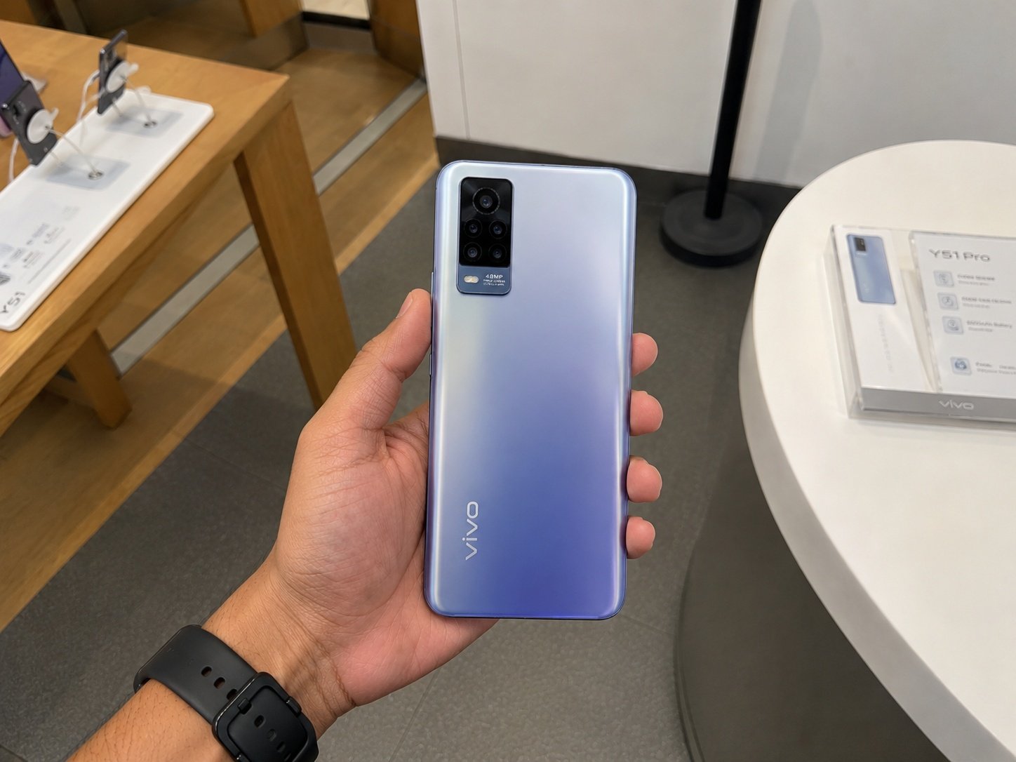Vivo_Y51_Pro_in_hand
