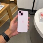 iPhone15_in_hand
