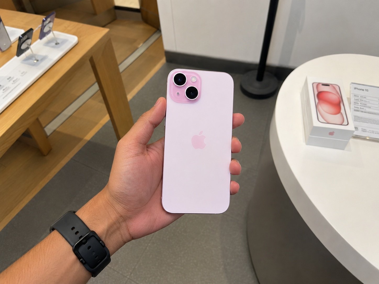 iPhone15_in_hand