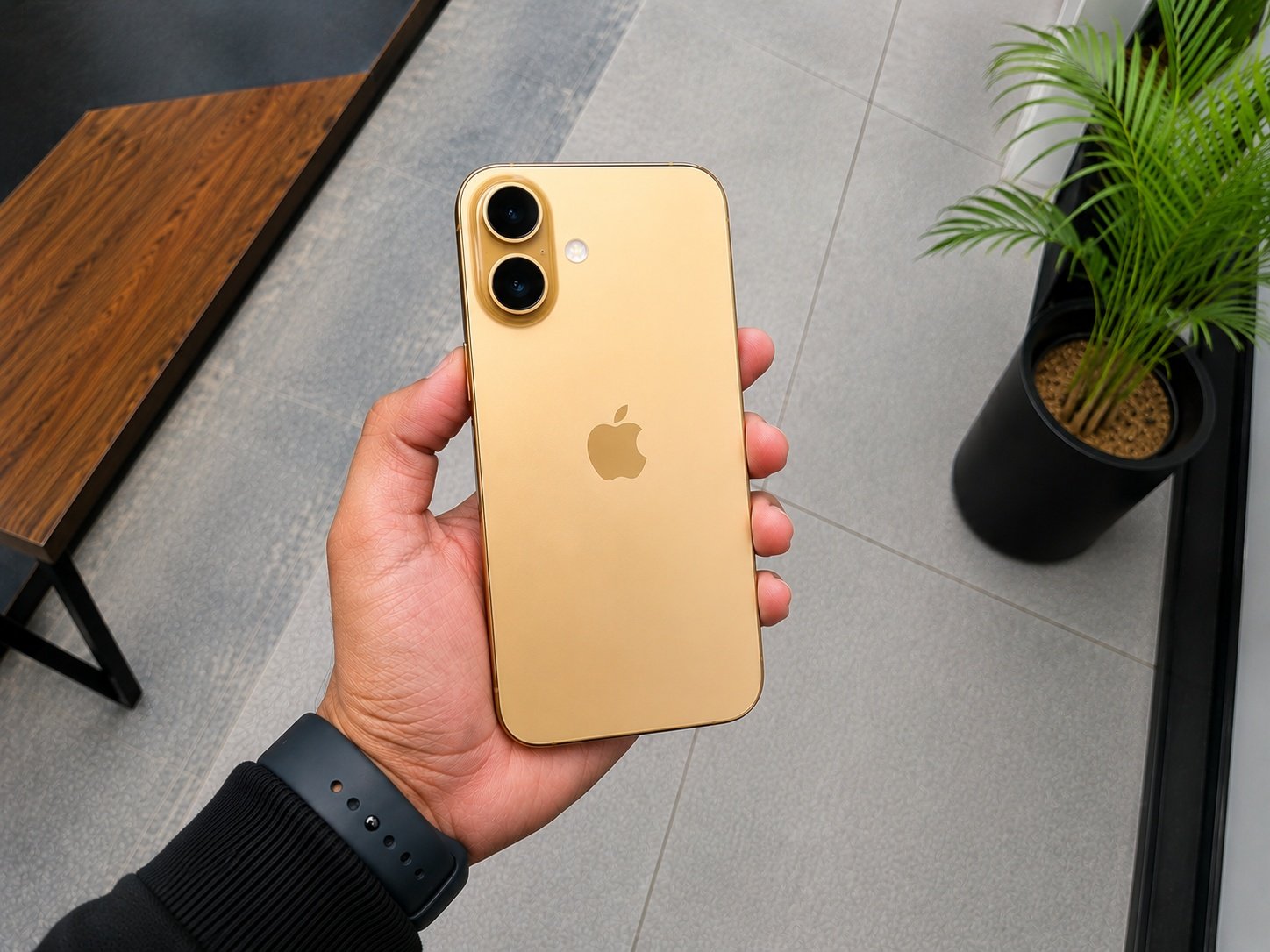 iPhone_16_In_Hand_